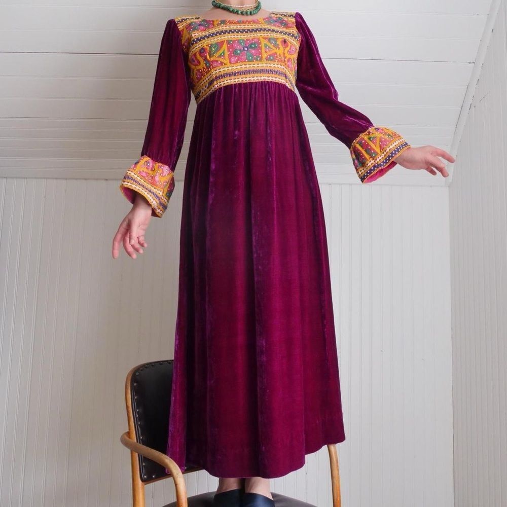 Beautiful rare 70s velvet‎ a embroidered maxi dress - Picture 7 of 11